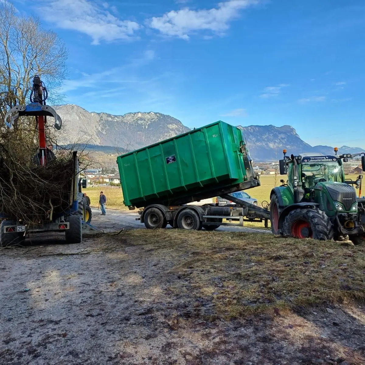 Containerverladung von Haas Holzentsorgung vor Tiroler Bergkulisse