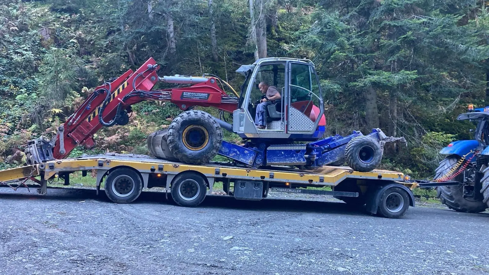 Sicherer Transport einer Arbeitsmaschine auf einem Anhänger