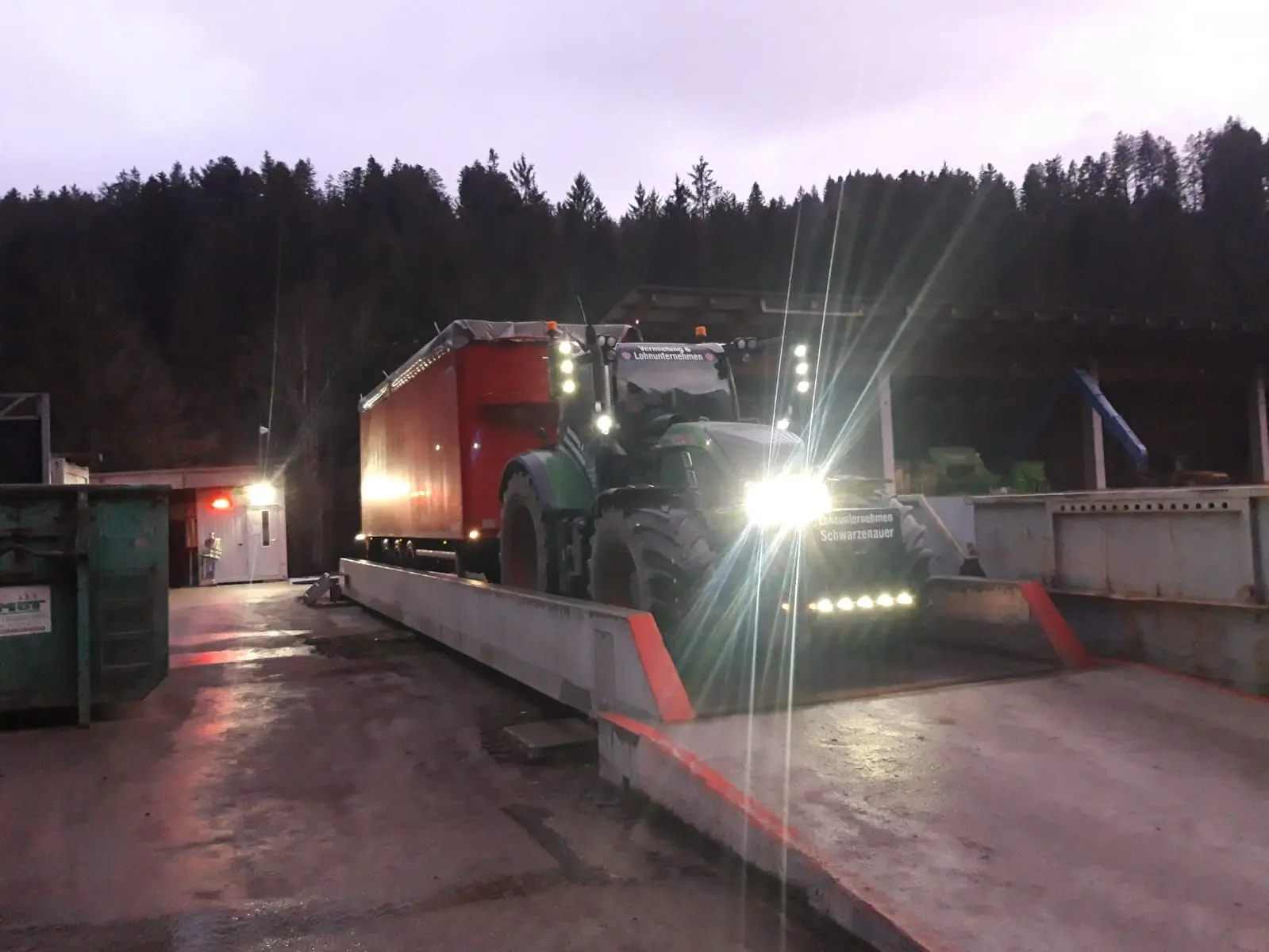 Traktor und Anhänger bei der nächtlichen Verwiegung