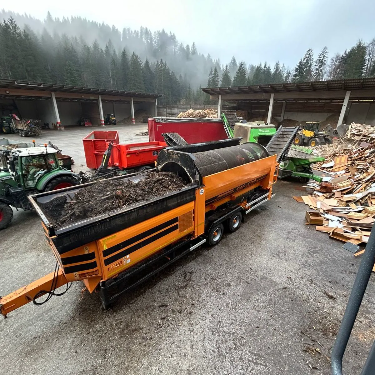 Holzreste und Holzaufbereitung bei Haas Holzentsorgung in Tirol
