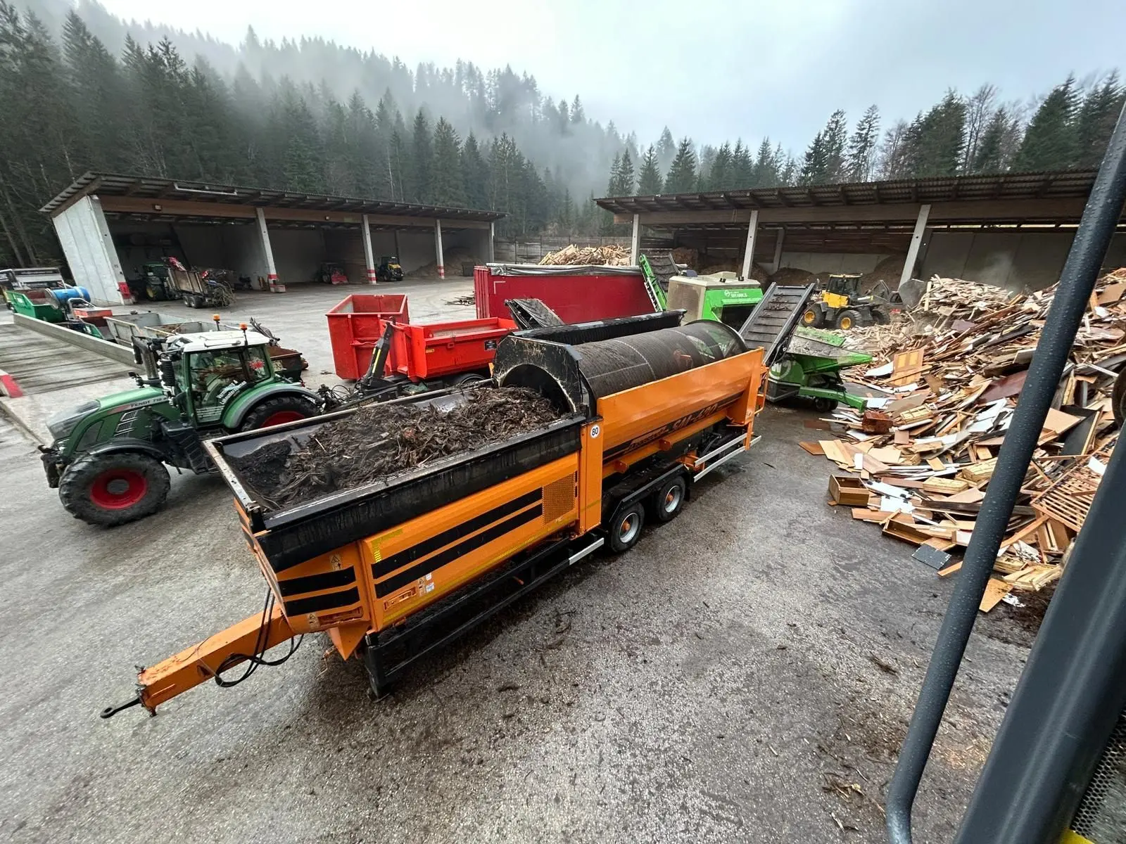 Maschine zur Holzaufbereitung am Standort von Haas Holzentsorgung